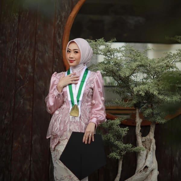 Kebaya Wisuda